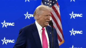 Trump cita Bolsonaro e Milei em discurso no CPAC 2025