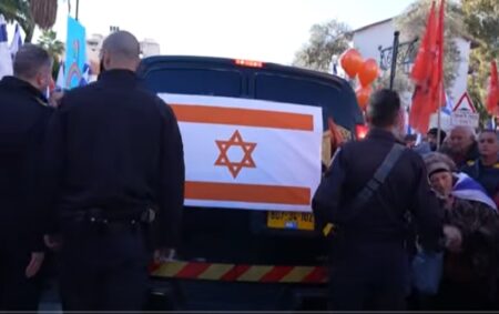 Enterro de Shiri Bibas e filhos tem bandeira de Israel em laranja