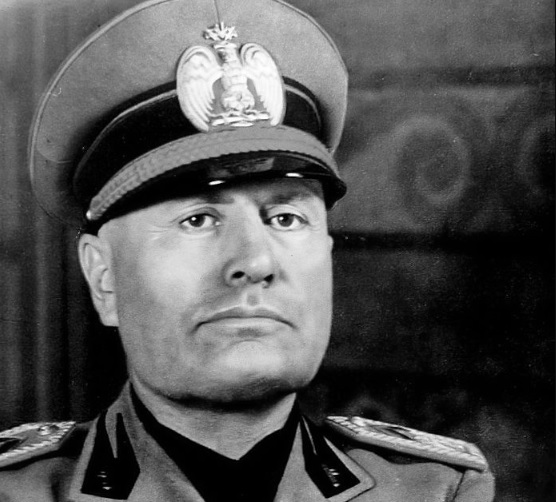 Embora desejasse voltar à Itália e reassumir o poder, Mussolini foi considerado incompetente pelos seus novos 'tutores' alemães, que impediram seu retorno | Foto: Reprodução/Wikimedia Commons