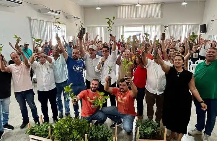 Arranjos Produtivos entrega mudas em Guaçuí e Muniz Freire