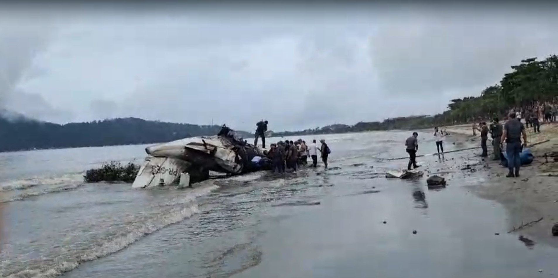 Avião de pequeno porte cai em Ubatuba, no litoral de São Paulo