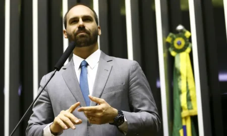 Eduardo Bolsonaro defende Bitcoin como arma contra governo