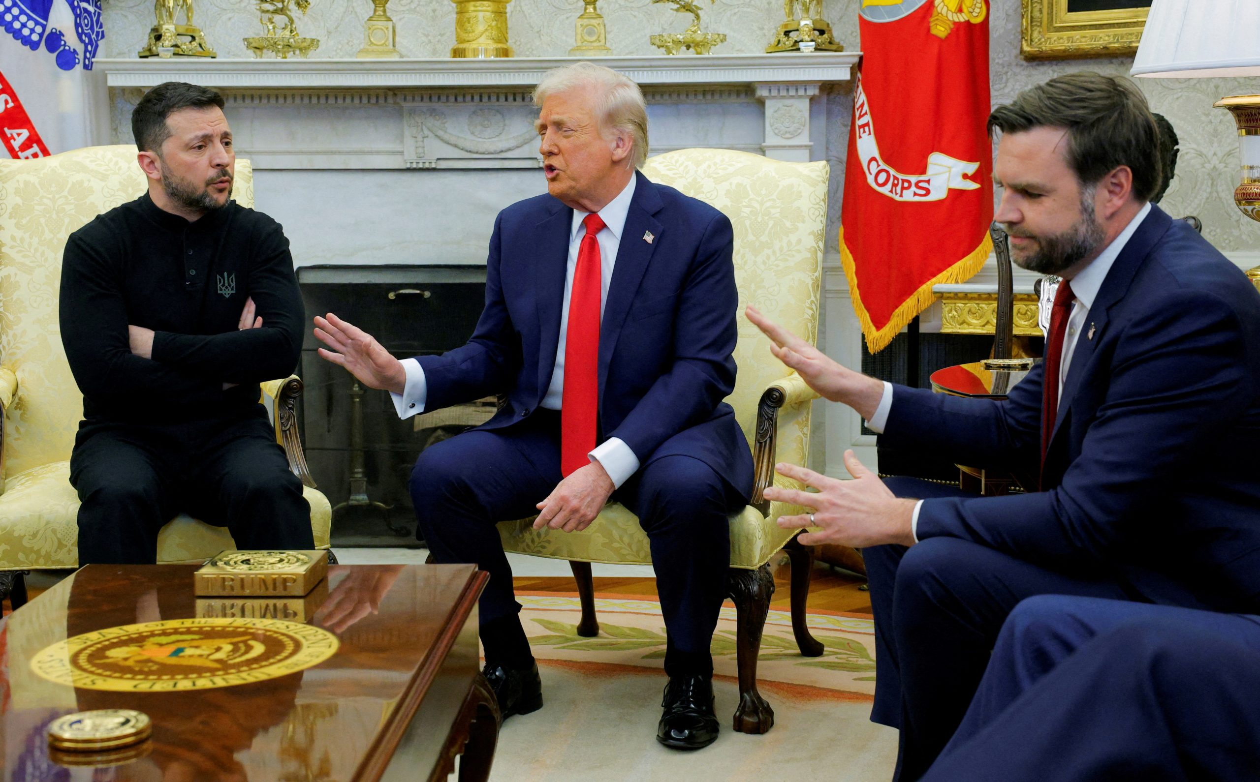 O presidente americano Donald Trump e o presidente ucraniano Volodimyr Zelensky discutindo na Casa Branca | Crédito: REUTERS/Brian Snyder