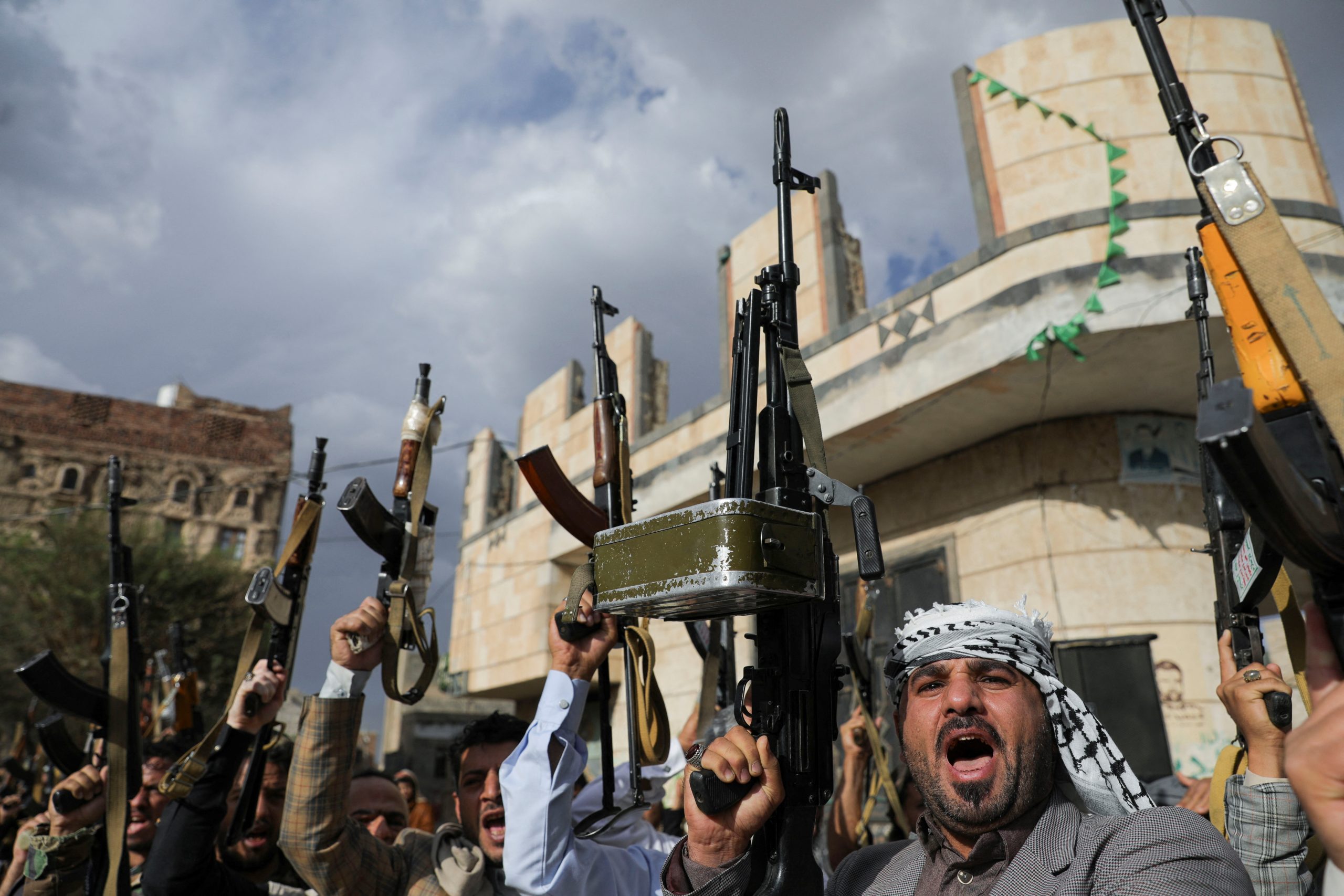 Militantes do Houthi seguram armas durante um protesto contra Israel, em Sanaa, no Iêmen - 11/3/2025 | Foto: Khaled Abdullah/Reuters