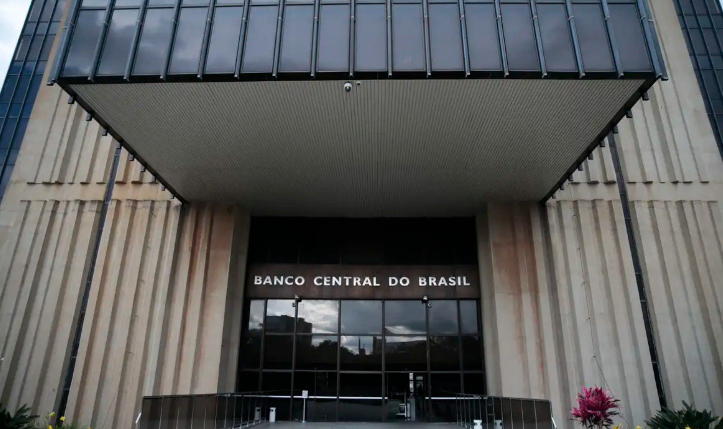 Ata do Copom considera impacto do novo consignado / Noticias No BR 2 dívida pública; superávit; selic