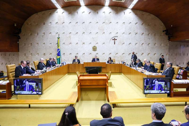 Ao centro, presidente do STF, ministro Luís Roberto Barroso, durante a sessão plenária do STF