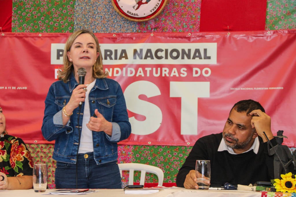 Os produtores rurais e o 'Abril Vermelho' do MST / Noticias No BR 16 Gleisi Hoffmann, presidente do PT, durante plenária nacional das pré-candidaturas do MST | Foto: Divulgação/MST