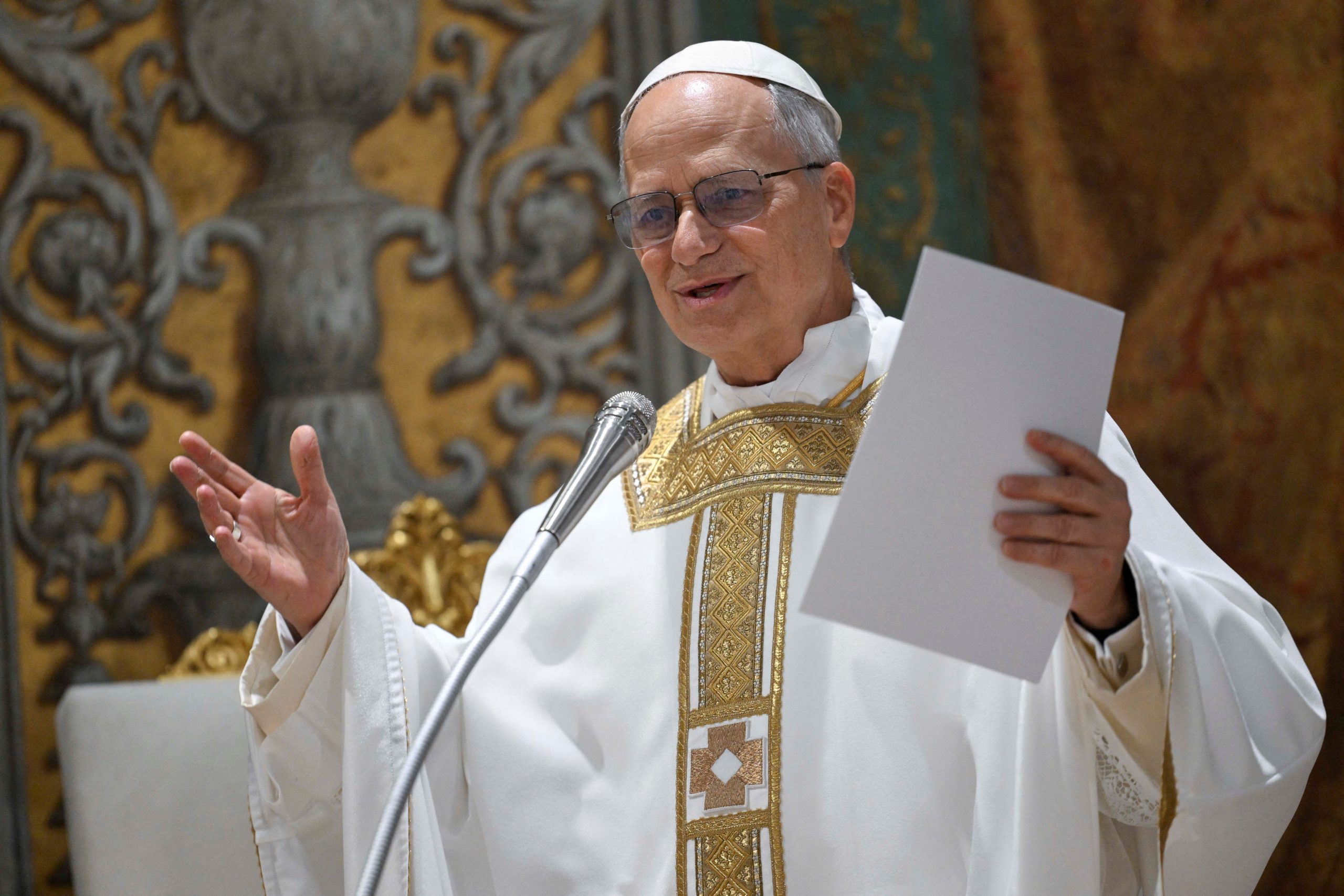 Jornalistas já querem dar lição ao papa Leão XIV / Noticias No BR 1 Papa Leão XIV durante sua primeira missa na Capela Sistina | Foto: Vatican Media/Simone Risoluti