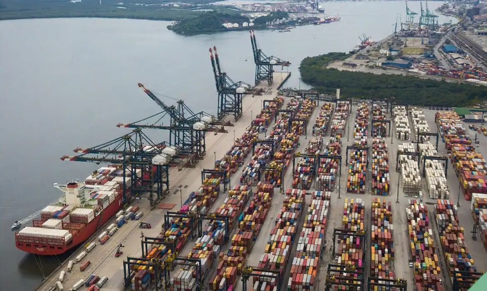China investe no Brasil para contornar conflito com os EUA / Noticias No BR 4 Porto de Santos é importante local responsável por importações e exportações do Brasil