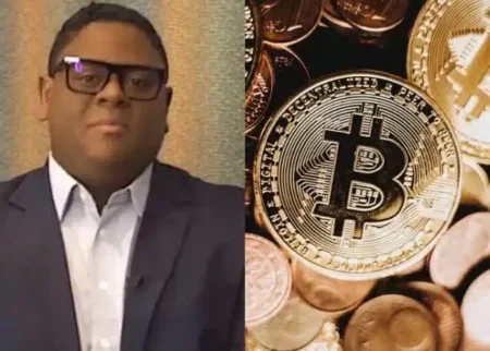 Foto de glaidson Acacio dosSantos ao lado de moedas de bitcois