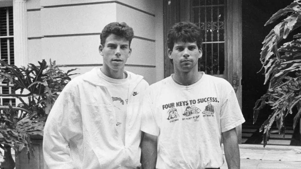 EUA: irmãos Menendez, que mataram os pais, têm pena reduzida / Noticias No BR 1 Os irmãos Menendez foram condenados em 1990 | Foto: Domínio público/Wikimedia Commons