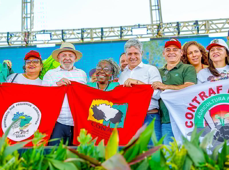 Os produtores rurais e o 'Abril Vermelho' do MST / Noticias No BR 1 Lula em evento do MST