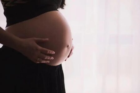 Afastamento de juíza por tentativa de impedir aborto em gestação avançada