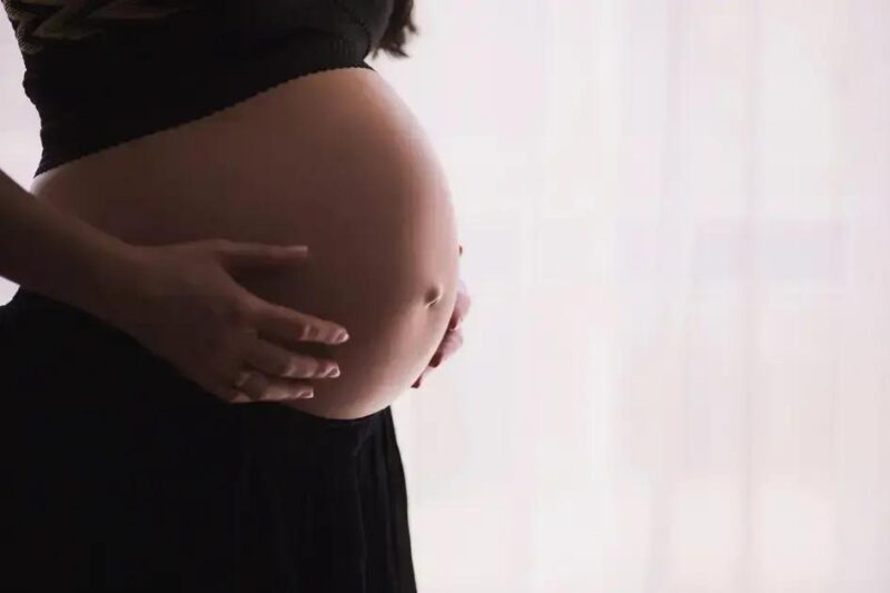 Afastamento de juíza por tentativa de impedir aborto em gestação avançada