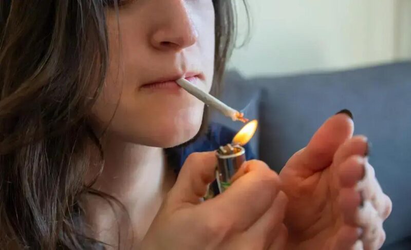 Anitta vence na cultura que naturaliza o uso de drogas no Brasil