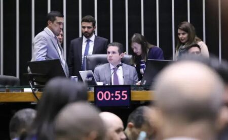 Câmara aprova reajuste e reestrutura carreiras de servidores públicos federais