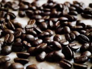 Consumo de café despenca no Brasil devido à alta de preços e mudança nos hábitos