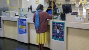 Correios atendem aposentados com descontos ilegais do INSS