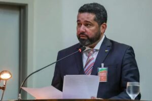 Crise nos Correios e aumento salarial causam debate na política brasileira