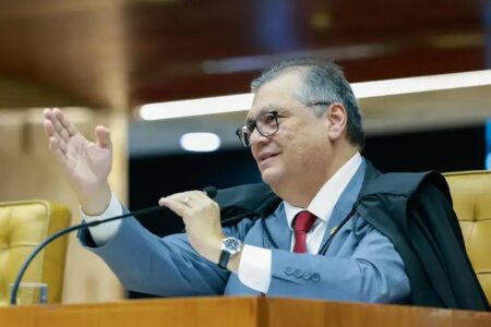 Dino notifica TSE sobre troca de 7 deputados na Câmara