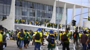 Editorial condena a violação do direito à liberdade de expressão dos presos do 8 de janeiro