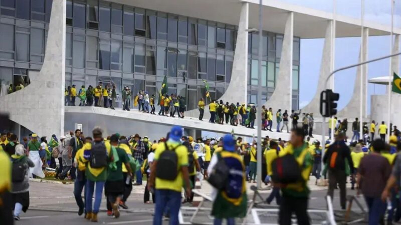 Editorial condena a violação do direito à liberdade de expressão dos presos do 8 de janeiro
