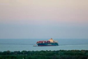 Governo Milei desregulamenta transporte marítimo e fluvial na Argentina