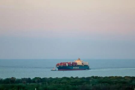 Governo Milei desregulamenta transporte marítimo e fluvial na Argentina