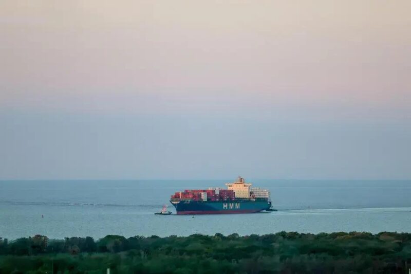 Governo Milei desregulamenta transporte marítimo e fluvial na Argentina