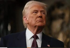 Governo Trump realiza voo inaugural de autodeportação de imigrantes