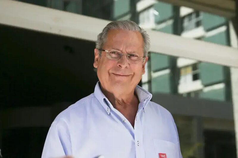 José Dirceu propõe revolução social e critica sistema financeiro brasileiro