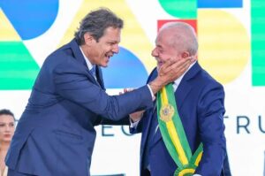 Juros altos e penhor joias: como esse cenário afeta o crédito no Brasil