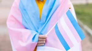 Justiça condena supermercado por discriminação de funcionário trans