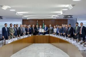 Lula assina MP que amplia benefício de energia social e impacta tarifa para classe média