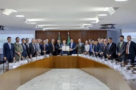 Lula assina MP que amplia benefício de energia social e impacta tarifa para classe média