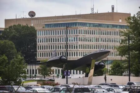 Motorista é presa após bater em portão da CIA em episódio de segurança