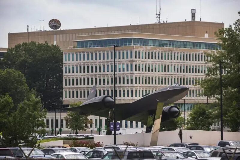 Motorista é presa após bater em portão da CIA em episódio de segurança