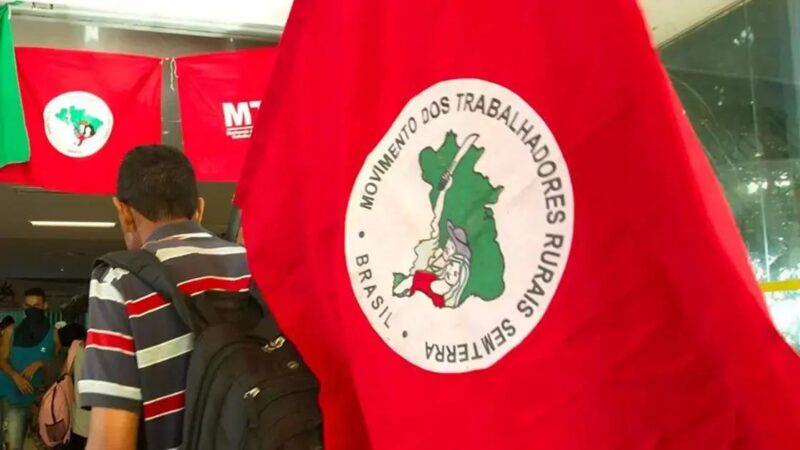 Movimentos do MST ironizam ministro e exigem demissão em crise política