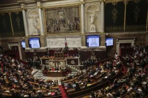 Parlamento Francês aprova lei de suicídio assistido para adultos