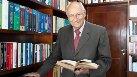 Perseguição a Ives Gandra reacende debate sobre direito e democracia