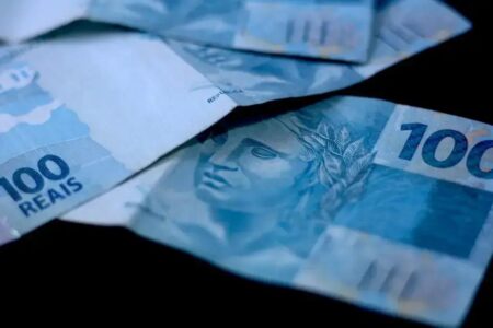 Prazo do IRPF 2025 termina hoje e restituições começam a ser pagas