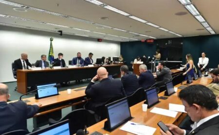 Projeto avança para bloquear celulares em presídios brasileiros