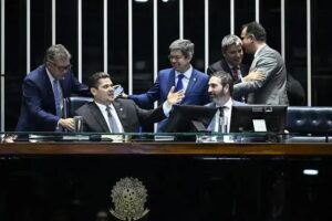 Reajuste de R$ 73 bilhões para servidores vai à sanção