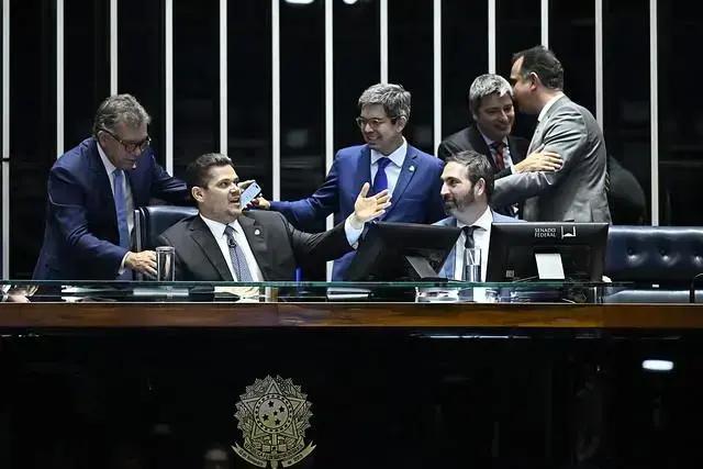 Reajuste de R$ 73 bilhões para servidores vai à sanção