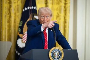 Trump aumenta tarifas para ameaçar negociações comerciais com UE