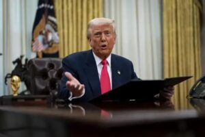Trump defende veto a estrangeiros em Harvard: governo paga bilhões