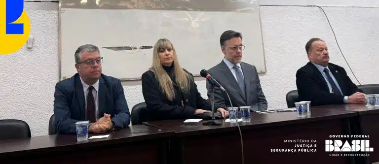 Ministério da Justiça cita riscos das criptomoedas para corrupção no Brasil em capacitação a 115 agentes Noticias No BR 1 Mesa de abertura de evento do Ministério da Justiça e Segurança Pública que discute riscos para corrupção e lavagem de dinheiro no Brasil