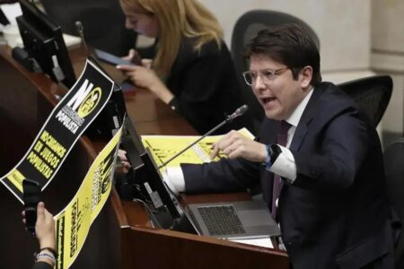 Ataque a pré-candidato na Colômbia ressalta preocupações de segurança