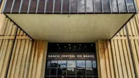 Atividade econômica brasileira cresce apenas 0,2% em abril, aponta Banco Central