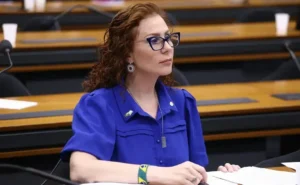 Banco bloqueia contas de Carla Zambelli por decisão do STF